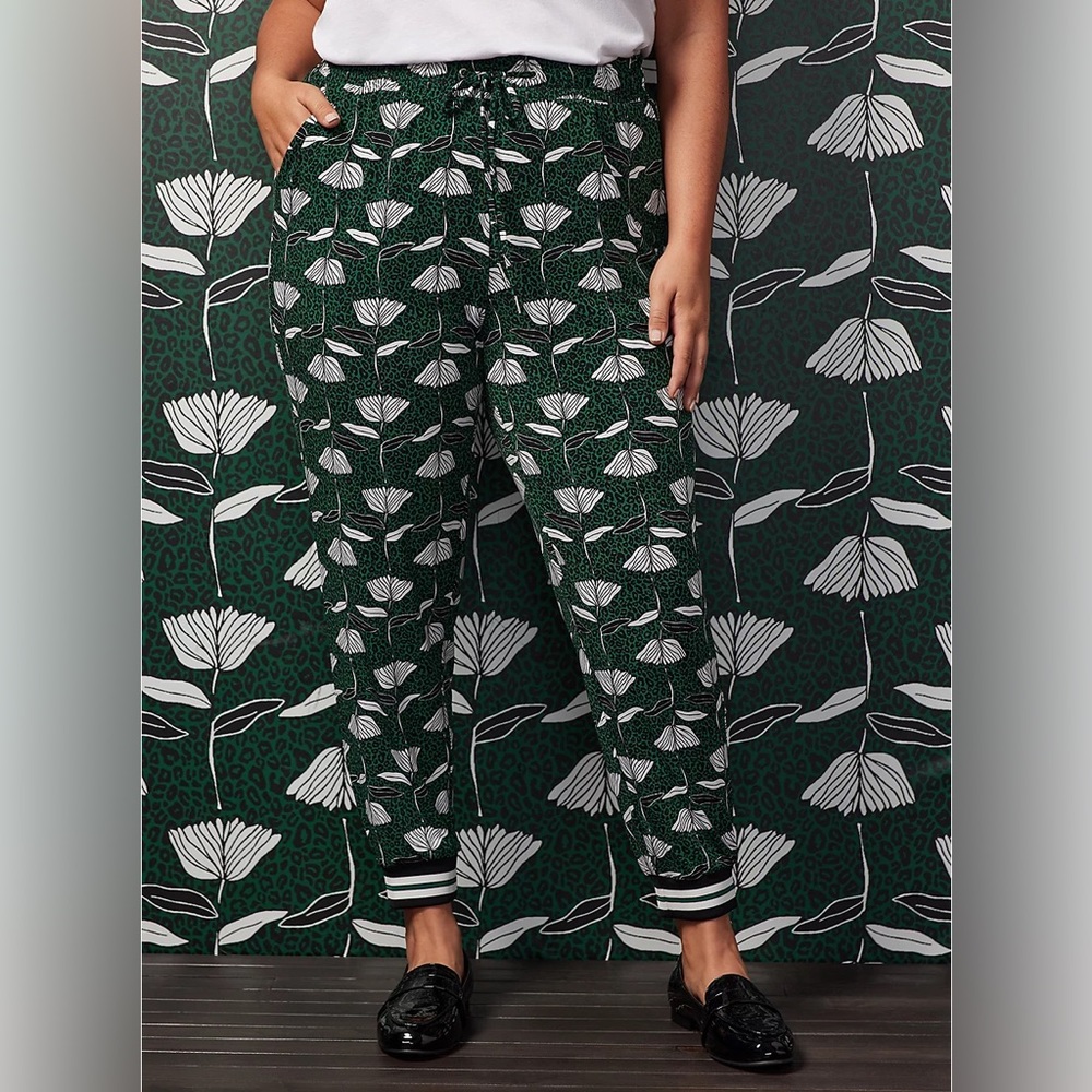 Torrid 1X Green and White Floral Drawstring Joggers